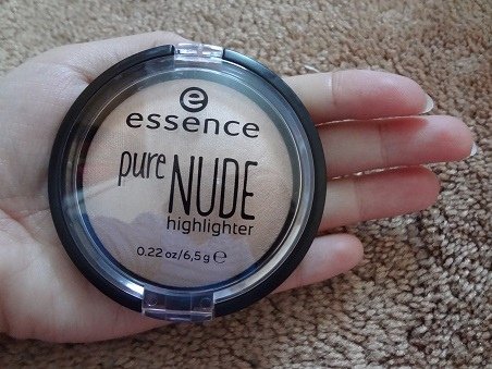 Essence Pure Nude Highlighter (10 Be My Highlight) 4.JPG