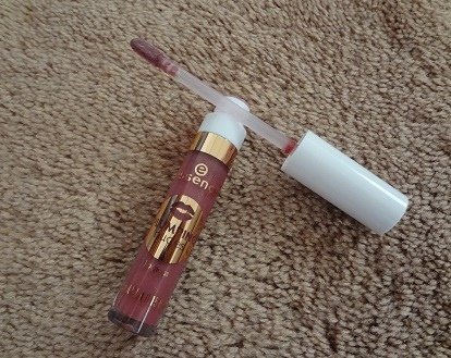 Essence Plumping Nudes Lipgloss, 07 So Heavy! 6.JPG