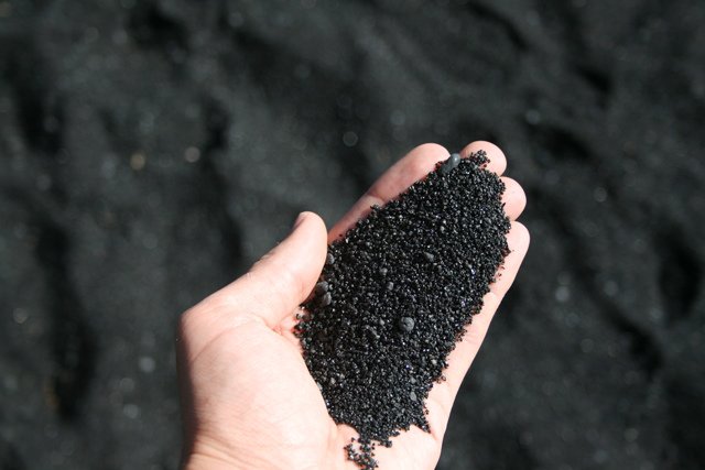 Punaluu_Black_Sand_Beach,_Hawaii,_USA6