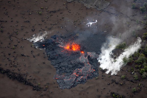 夏威夷火山噴漿.jpg