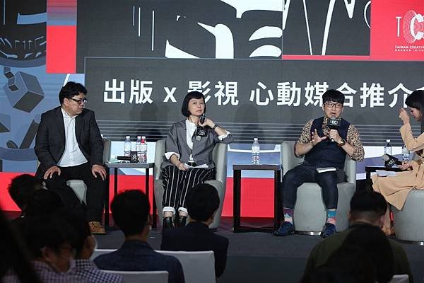 ▲知名影評人鄭秉弘 ( Ryan ) 、馬欣、膝關節共同分享對於出版影視改編的心得