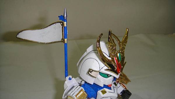 我捨棄了大將軍原有的兩門火炮，改以這面「奉詔討賊」的義旗，作為董承背部的配備