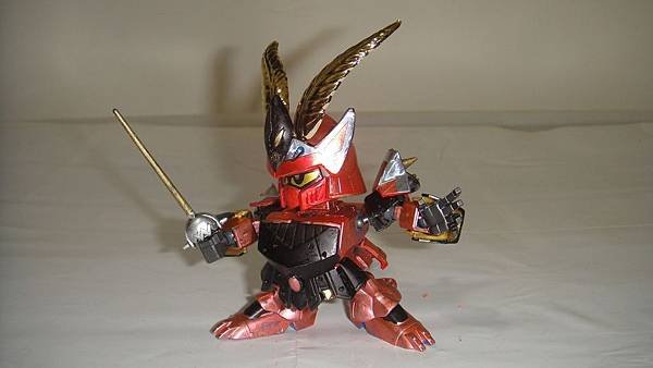 雖然叫「麗騎士」，又手拿西洋劍及穿西式鎧甲，但因為有頭上那兩根像呂布頭飾的羽毛，所以我讓它來當雍闓