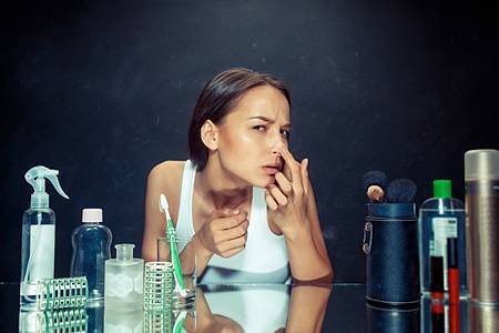 unsatisfied-unhappy-young-woman-looking-her-self-mirror-black-studio-background-roblem-skin-acne-concept-caucasian-model-studio_155003-19245.jpg