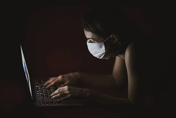 woman-wearing-face-mask-using-macbook-pro-4031902.jpg