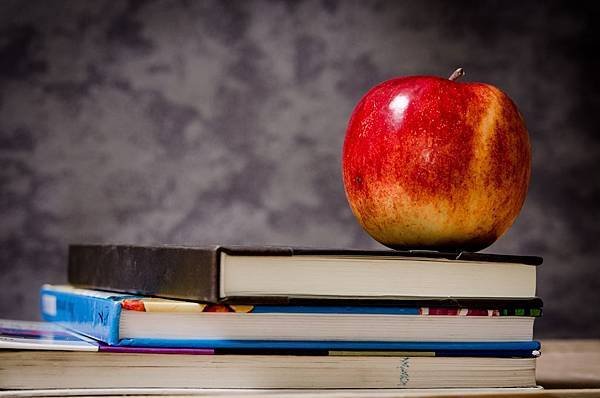 close-up-of-apple-on-top-of-books-256520.jpg