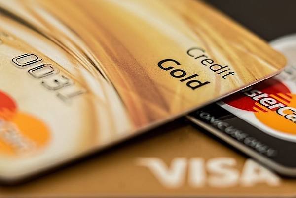 master-card-visa-credit-card-gold-164501.jpg