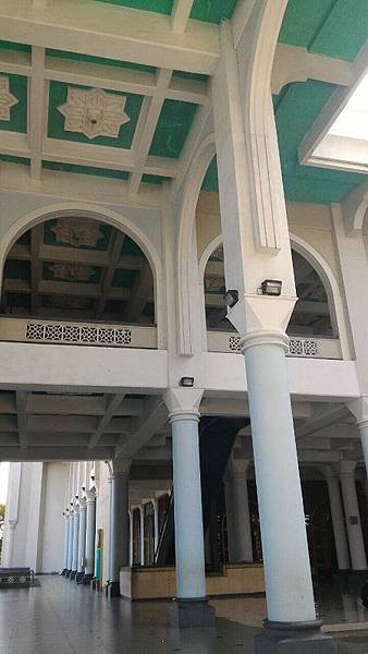 【遊】印尼泗水★MASJID NASIONAL AL-AKBAR SURABAYA★泗水最大的清真寺，在高速公路上可以欣賞喔！