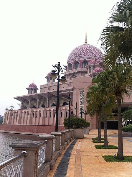 【遊】馬來西亞吉隆坡★Masjid Putra(Putra Mosque)布特拉回教堂★玫瑰清真寺、水上清真寺、粉紅清真寺都是它啦！！