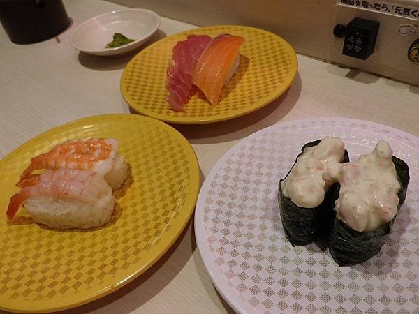 【食】日本東京★UOBEI SUSHI 魚米迴轉壽司★澀谷必吃！！平價迴轉壽司，自動化點餐送餐超方便，食尚玩家莎莎推薦！