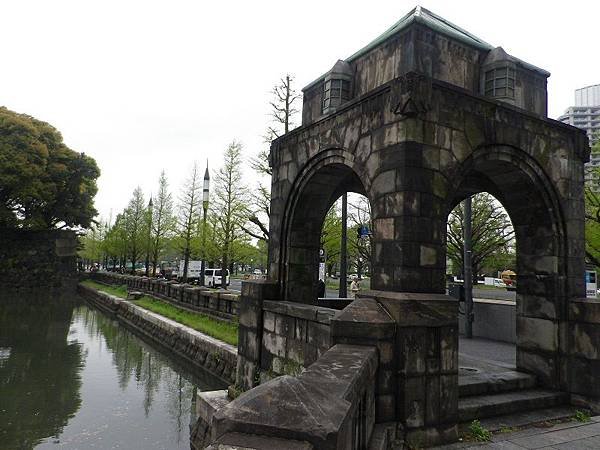 【遊】日本東京★有樂町(鐵道橋下的紅磚街景)+皇居外苑(圍牆外河景)★地鐵有樂町站。自由行