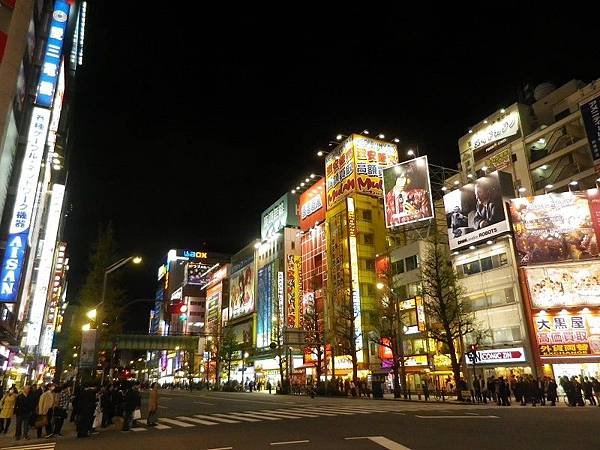 【遊】日本東京★秋葉原(動漫天堂)+mAAch ecute神田萬世橋(舊時代綿延的拱門煥然一新)★地鐵秋葉原站。自由行