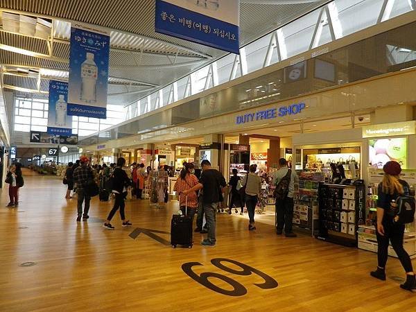 【分享】日本北海道★新千歲空港NEW CHITOSE AIRPORT。機場航廈介紹★新千歲機場有哪些商店，伴手禮該怎麼買