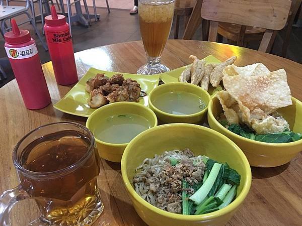 【食】印尼雅加達★ES TELER 77 JUARA INDONESIA★印尼麵食。平價麵食餐館