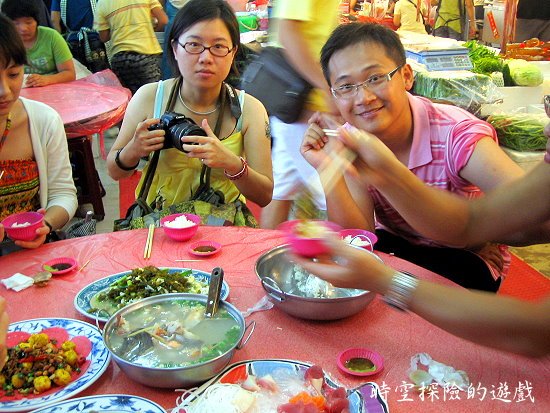 後壁湖漁港：開心吃飯的樣子（其實很熱）