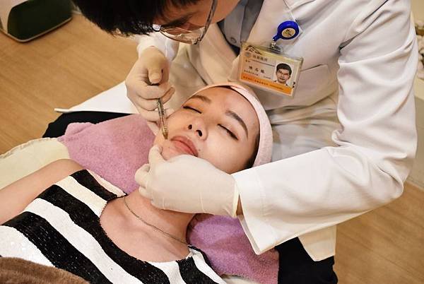 Q1:我需要打多少劑量的玻尿酸呢？ Q2: 玻尿酸是什麼？ Q3: 玻尿酸如何取得 Q4: 那些問題可以用玻尿酸處理？ Q5: 玻尿酸有何功能？ Q6: 多久可以看到玻尿酸的效果？ Q7: 玻尿酸可以維持多久？ Q8: 聽說有玻尿酸有分凝膠式及非凝膠式的？ Q9: 多久需要打一次玻尿酸？ Q10: 打玻尿酸有什麼不舒服嗎？ Q11: 顆粒式玻尿酸會
