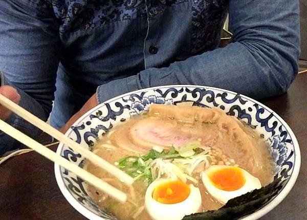 東京駅一番街，就能吃到濃郁湯頭，網路激推「斑鳩拉麵」。