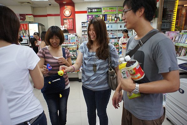 7-11內玩耍