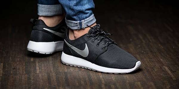 nike-wmns-roshe-one-schwarz-silber-511882-094-mood-1.jpg