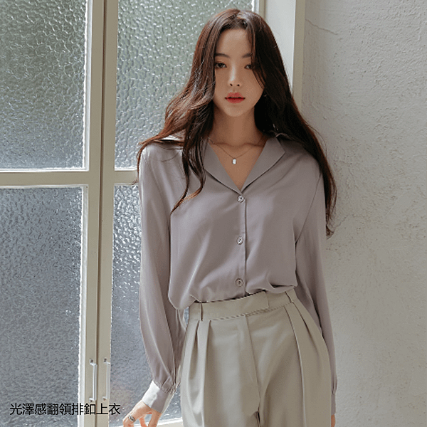 common unique_光澤感翻領排釦上衣.png