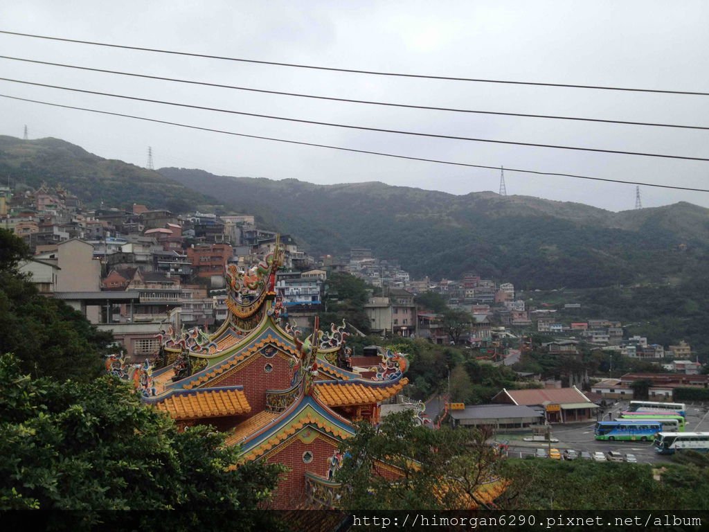 九份馬克村莊前空地白天景色