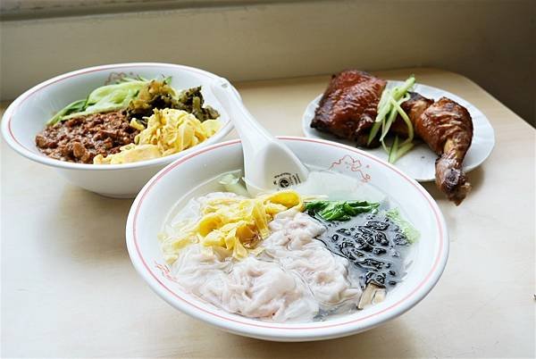 淡水美食-百葉溫州餛飩，餛飩湯/烤雞腿/榨醬麵推薦必吃，淡水