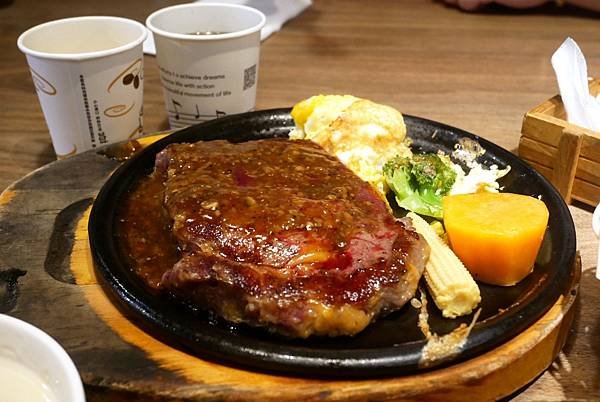 蘆洲美食-人从众厚切牛排 蘆洲長榮店