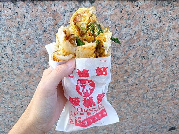士林美食小吃-林家蔥抓餅，蔥抓餅加蛋只要50元，還能免費加酸