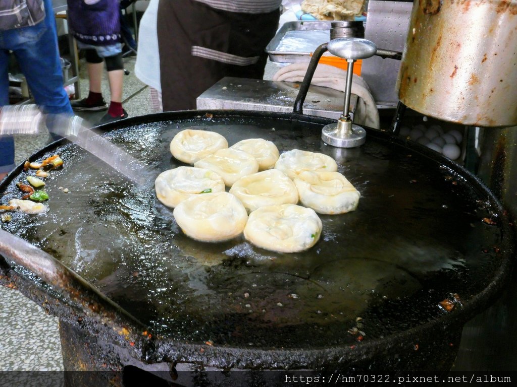 『基隆食記』-  一直在排隊的基隆50年老牌早餐店【周家蔥油