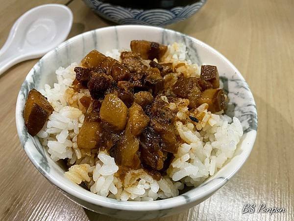 『新竹美食』-【東門米粉攤】．東門市場排隊美食．推招牌海鮮芋