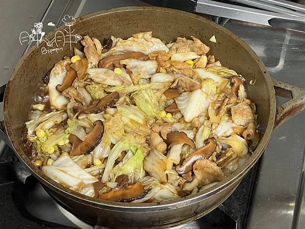 懶人食譜│香腸高麗菜飯，清冰箱料理古早味，便當菜簡單快速上桌