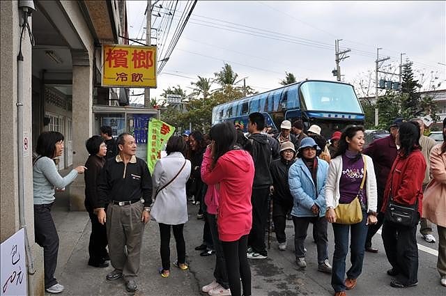 搭遊覽車來此朝聖的觀光客非常多