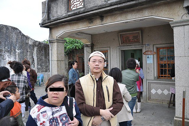 人群中老婆幫我拍照時，一位胖阿姨突然經過我身邊