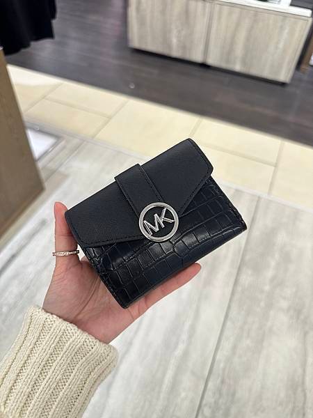 超狂折扣_Michael Kors 三折釦式短夾