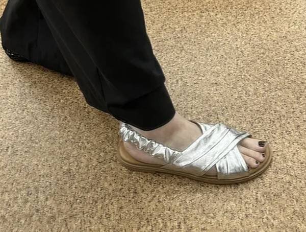 BARI褶皺束帶涼鞋2.jpg