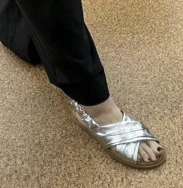 BARI褶皺束帶涼鞋.jpg
