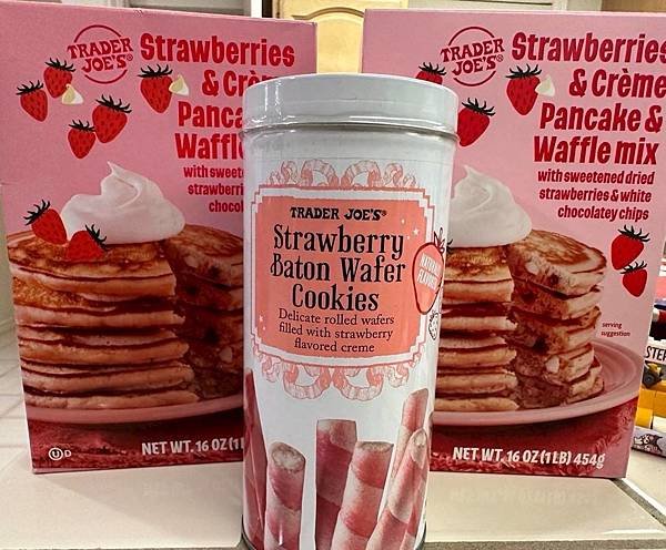 TRADER JOE’S 低卡草莓奶霜捲心酥.jpg