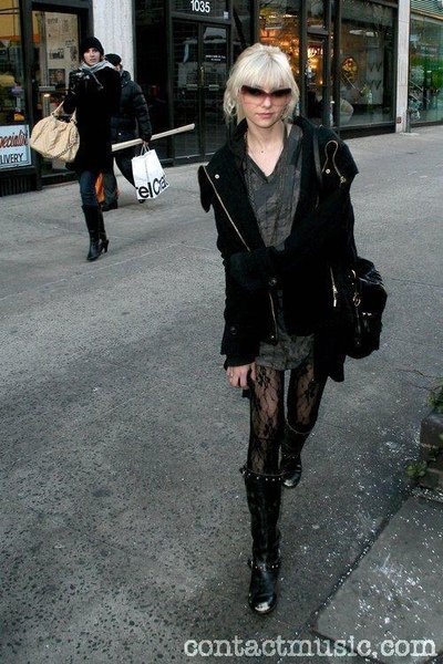 taylor_momsen_5244337.jpg