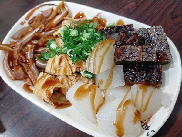 【三重美食】傳統麵食小菜滷味宵夜超棒選擇ー睿盛香麵村(自強店