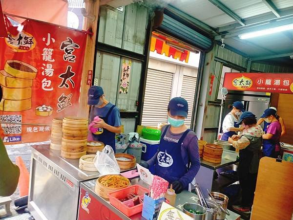 【台中烏日美食】閒逛烏日火車站旁的菜巿場及品味宮太鮮小籠包