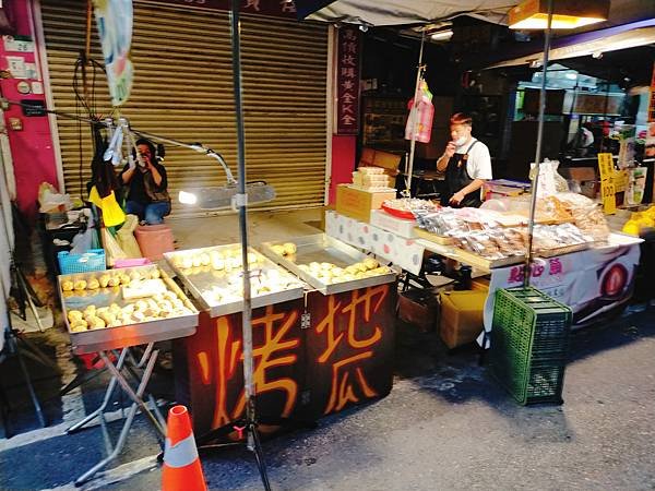 【台北中山區】閒逛台北最大的熱鬧的濱江巿場外頭的街道與巷弄攤