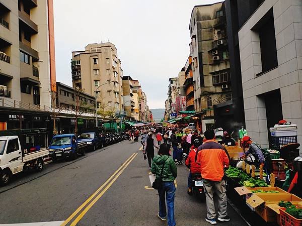 【台北中山區】閒逛台北最大的熱鬧的濱江巿場外頭的街道與巷弄攤