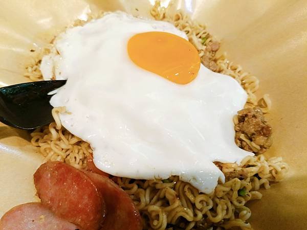 【新北永和美食】超人氣泰式口味的宵夜有厚片吐司和炒泡麵為經典