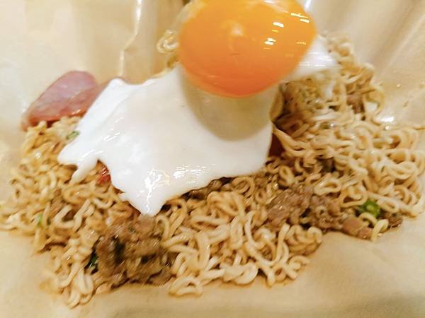 【新北永和美食】超人氣泰式口味的宵夜有厚片吐司和炒泡麵為經典