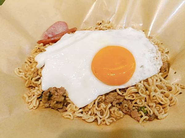 【新北永和美食】超人氣泰式口味的宵夜有厚片吐司和炒泡麵為經典