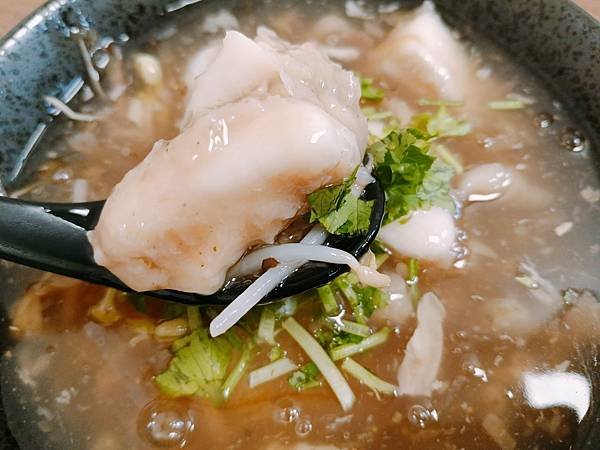 【台北萬華美食】巨無霸花枝裹上薄薄的魚漿的好滋味—金好吃純正