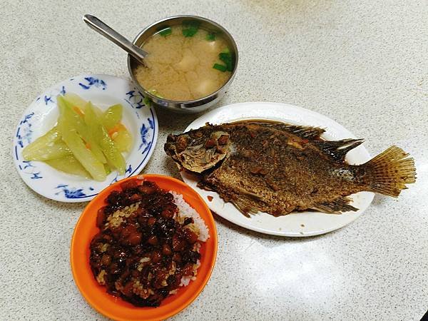 【台北萬華美食】招牌是咖哩飯但又有台灣古早味清粥小菜美味—-