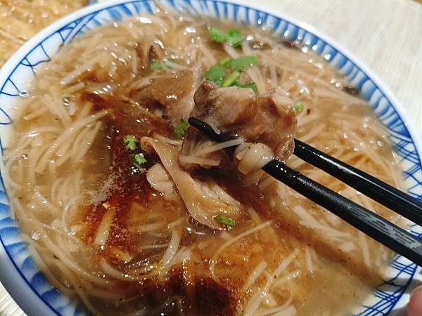 【新北八里美食】大腸和赤肉塊雙主料的綜合麵線—A++大腸麵線