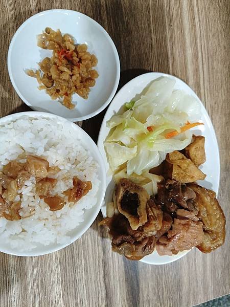 【台北萬華美食】份量絕對足夠的豬腳飯—滿喜豬腳飯麵館