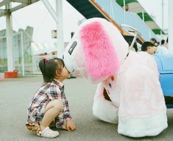 卡哇依！什麼都要親一下的日本小女孩9-600x489